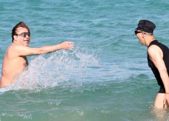 Σαμαράς και Κωστέτσος «πλατσουρίζουν» στη θάλασσα