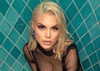 «Ζάλισε» τη Μύκονο η Αλεξάνδρα Παναγιώταρου ποζάροντας με το καυτό μπικίνι της