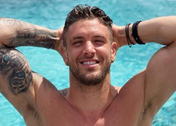 Αλέξανδρος Πασχαλάκης: Ο «απόλυτος», ξανθός καλλονός έφτασε στη Μύκονο