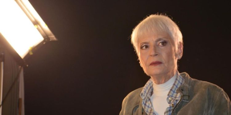 Πόπη Αστεριάδη: «Όλου του Κόσμου Οι Ευχές»