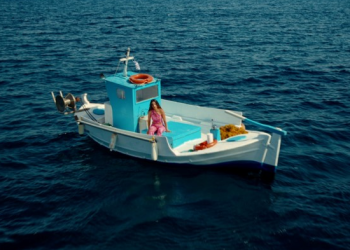 Αχ, Θάλασσα: Το νέο βίντεο της Μαρίνας Σάττι ρίχνει φως σε μια «ξεχασμένη» τραγωδία