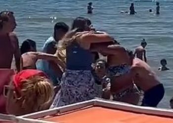 Μαλλιοτραβήχτηκαν για μια….ξαπλώστρα