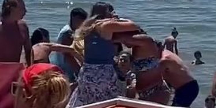 Μαλλιοτραβήχτηκαν για μια….ξαπλώστρα