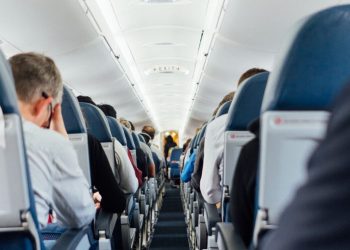 Κλείδωσαν κοριτσάκι σε τουαλέτα αεροπλάνου για να σταματήσει να κλαίει 