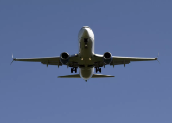 Σκιάθος: Τουρμπίνα αεροπλάνου πέταξε στον αέρα τις αποσκευές αυτοκινήτου