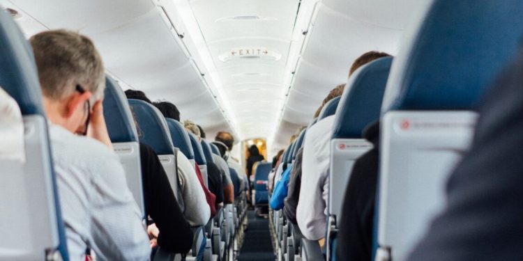 Κλείδωσαν κοριτσάκι σε τουαλέτα αεροπλάνου για να σταματήσει να κλαίει 