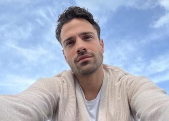 Κωνσταντίνος Αργυρός: Άγριο ξύλο έξω από τη συναυλία του στην Αλβανία (video)