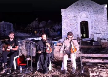 Κρήτη: Παπάς έπιασε τη λύρα και «απογείωσε» γλέντι στα Αστερούσια Όρη