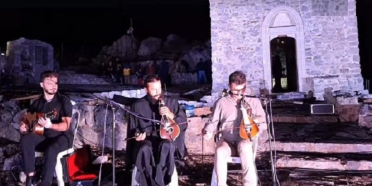 Κρήτη: Παπάς έπιασε τη λύρα και «απογείωσε» γλέντι στα Αστερούσια Όρη