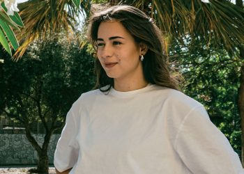 Billie Kark: Το viral κορίτσι που «μπλέκει» παραδοσιακή και techno μουσική