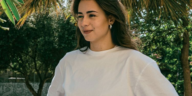 Billie Kark: Το viral κορίτσι που «μπλέκει» παραδοσιακή και techno μουσική