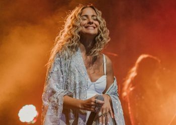 Νατάσσα Μποφίλιου: «Κάτι καίγεται…» στις 2 Σεπτεμβρίου στο θέατρο Γης