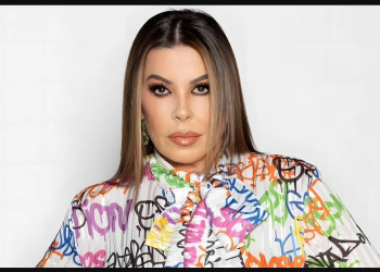 Άντζελα Δημητρίου: Με άκρως καλοκαιρινό look στην παραλία