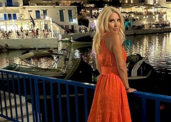 Ελένη Μενεγάκη: Απολαμβάνει το βράδυ της στο Μπατσί της Άνδρου