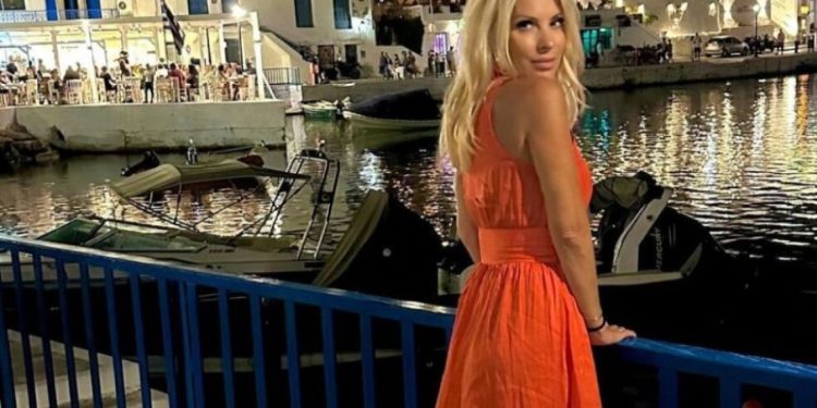 Ελένη Μενεγάκη: Απολαμβάνει το βράδυ της στο Μπατσί της Άνδρου