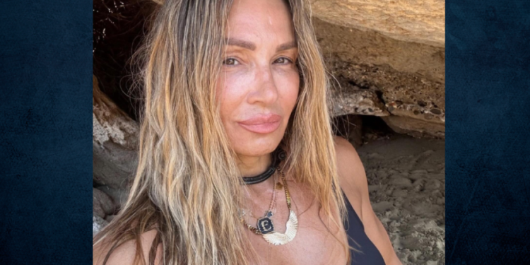 Η Ελένη Πετρουλάκη ποζάρει χωρίς φίλτρα στα 53 της χρόνια: «Αυτή είμαι…»