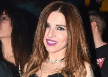 Σπάνιο βίντεο με την Ευρυδίκη 14 ετών να τραγουδά με μια κιθάρα