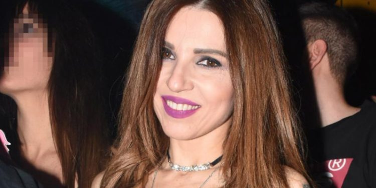 Σπάνιο βίντεο με την Ευρυδίκη 14 ετών να τραγουδά με μια κιθάρα