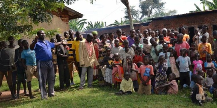 Ουγκάντα: Αγρότης με 12 συζύγους & 102 παιδιά ζητά μεθόδους αντισύλληψης