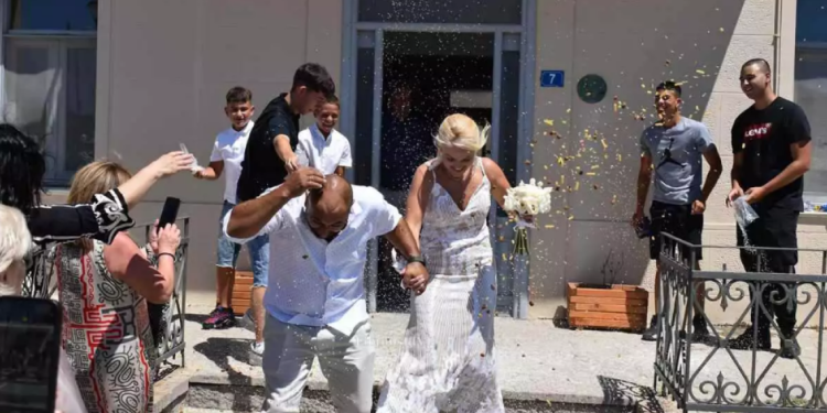 Λήμνος: Πέταξαν στο νεόνυμφο ζευγάρι μακαρονάκι κοφτό και σκυλοτροφή