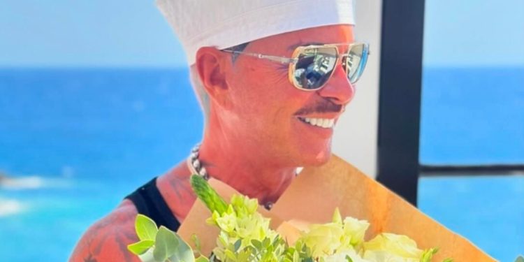 Ο Λάκης Γαβαλάς γιόρτασε τα 72α γενέθλιά του στη Μύκονο