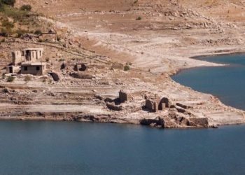 Αποκαλύφθηκε το βυθισμένο χωριό Κάλλιο στη λίμνη του Μόρνου