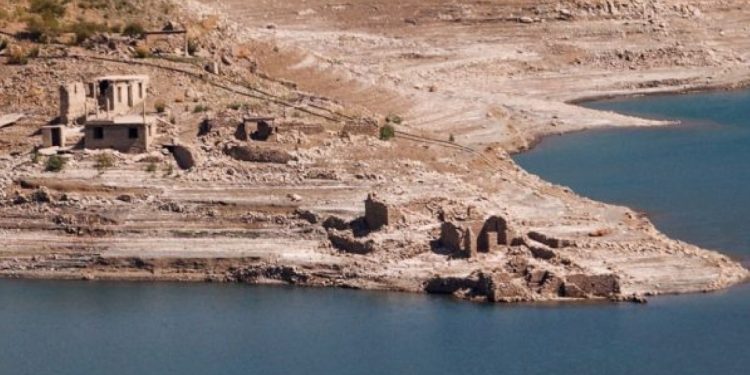 Αποκαλύφθηκε το βυθισμένο χωριό Κάλλιο στη λίμνη του Μόρνου