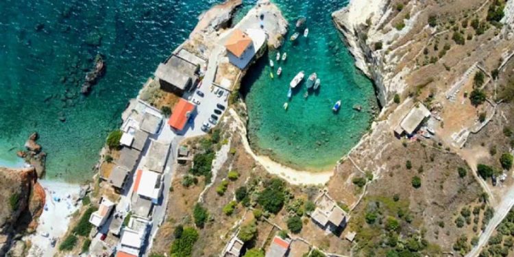 Μέζαπος Λακωνίας: Ένα γραφικό ψαροχώρι με γαλαζοπράσινα νερά  και θρύλους για θησαυρούς