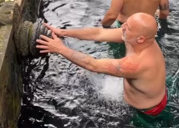 Νίκος Μουτσινάς: Πήγε για εξαγνισμό σε ινδουιστικό ναό στο Μπαλί 