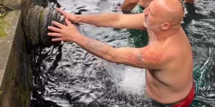 Νίκος Μουτσινάς: Πήγε για εξαγνισμό σε ινδουιστικό ναό στο Μπαλί 