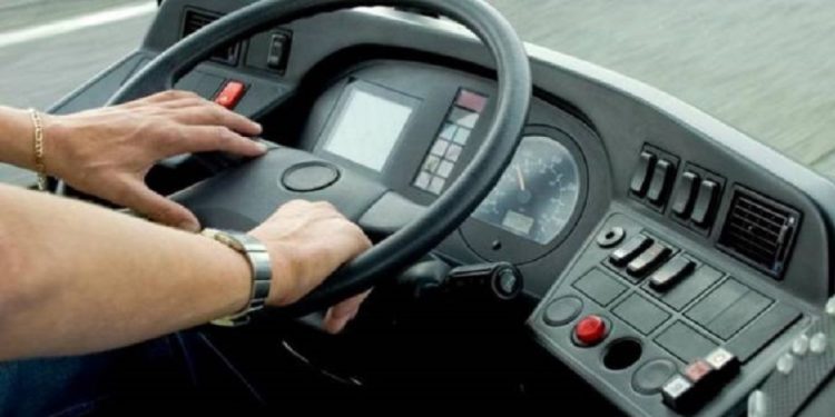 Ένας…υποχόνδριος οδηγός κτελ έπλενε με λάστιχο τουρίστες πριν επιβιβαστούν