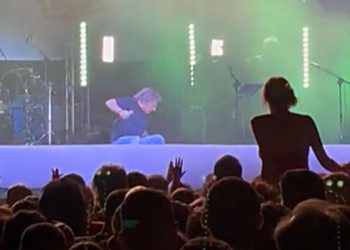 Viral ο Βασίλης Παπακωνσταντίνου: Πήγε να χορέψει ζεϊμπέκικο και γλίστρησε