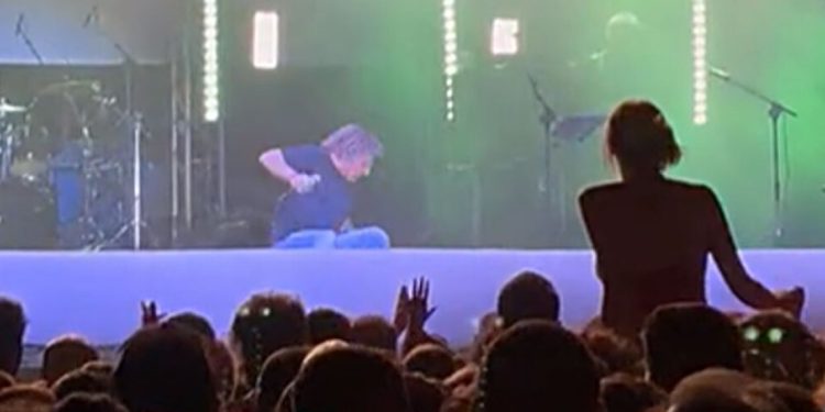 Viral ο Βασίλης Παπακωνσταντίνου: Πήγε να χορέψει ζεϊμπέκικο και γλίστρησε