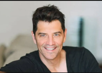 Ο Σάκης Ρουβάς οδηγεί και ακούει Κάνιε Γουέστ