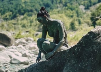 Ευγενία Σαμαρά: Έγινε «άγαλμα» από άργιλο στην Πίνδο