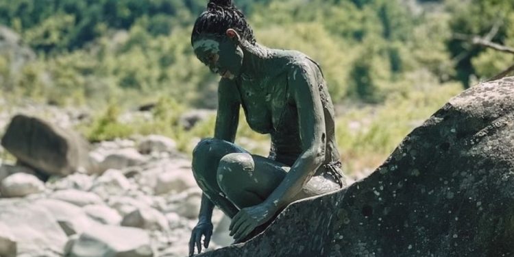 Ευγενία Σαμαρά: Έγινε «άγαλμα» από άργιλο στην Πίνδο