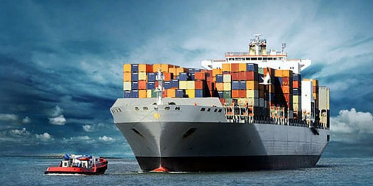 Ιταλία: «Ακυβέρνητο καράβι» παρασύρει δεμένα σε αποβάθρα σκάφη