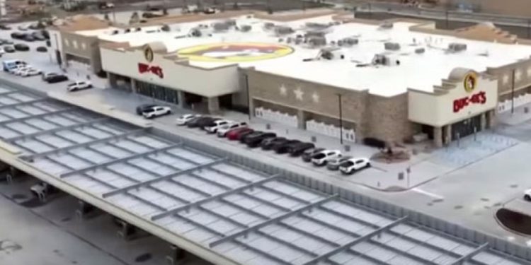 Πόσες αντλίες έχει το μεγαλύτερο βενζινάδικο στον κόσμο; 