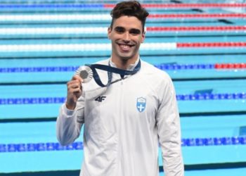 Ο Απόστολος Χρήστου αποθεώθηκε στο Ολυμπιακό Χωριό – Η θριαμβευτική επιστροφή του