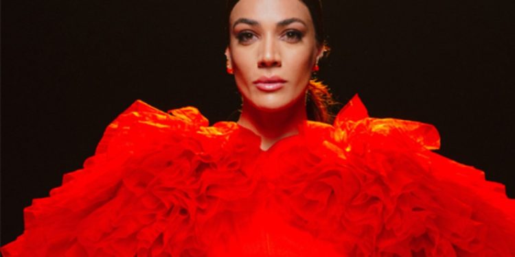 «Σαρώνει» και εκτός Ελλάδας η Ήβη Αδάμου