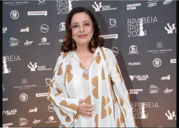 Ξανά στην σκηνή η Χάρις Αλεξίου (βίντεο)