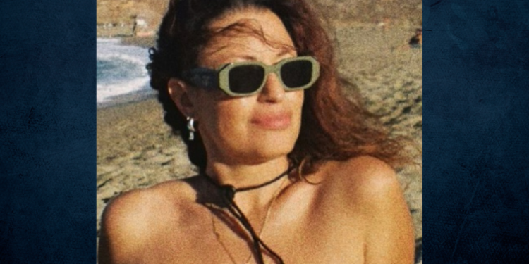 Topless στην άμμο η Δωροθέα Μερκούρη