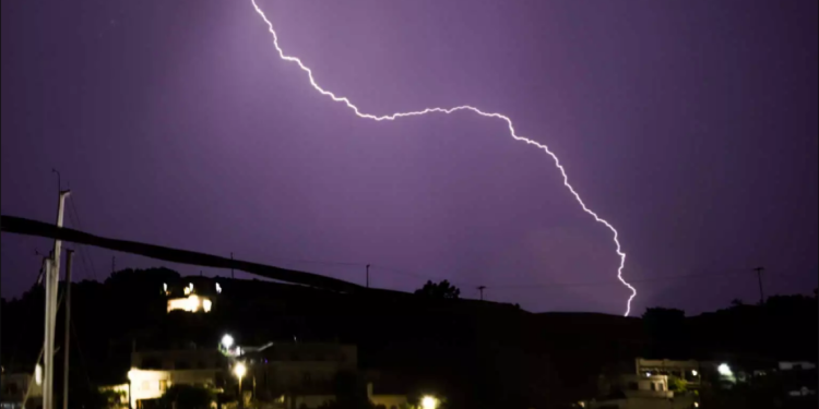 Αιτωλοακαρνανία: Κεραυνός σκότωσε 150 ζώα σε κτηνοτροφική μονάδα