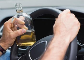 Mεθυσμένος οδηγός «εισβάλλει» σε γραφείο τελετών (video)