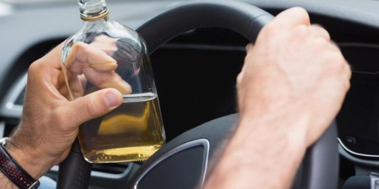 Mεθυσμένος οδηγός «εισβάλλει» σε γραφείο τελετών (video)