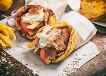 Μύκονος: Tiktoker δοκίμασε το πιο φθηνό και το πιο ακριβό σουβλάκι (video)