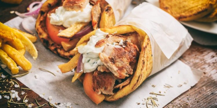 Μύκονος: Tiktoker δοκίμασε το πιο φθηνό και το πιο ακριβό σουβλάκι (video)