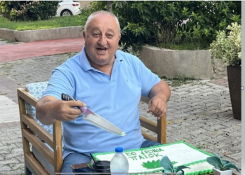 Τρικαλινός έκοψε τούρτα για τα 50 χρόνια ΠΑΣΟΚ: Τη μοίρασε σε περαστικούς