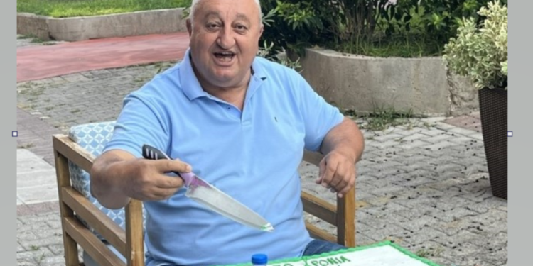 Τρικαλινός έκοψε τούρτα για τα 50 χρόνια ΠΑΣΟΚ: Τη μοίρασε σε περαστικούς