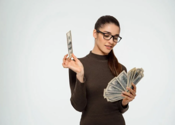 Χρεώνει 47 ευρώ τον σύντροφό της κάθε φορά που κοιμάται στο σπίτι της